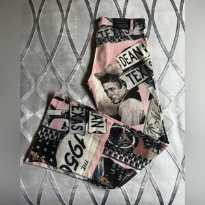 Low-rise flared pants from the knee. 100% cotton.